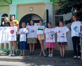 В воскресной школе Казанского собора г.Калинковичи прошел мастер-класс по созданию футболки с христианским логотипом