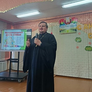 Благочинный Калинковичского округа принял участие в праздничном концерте, посвящённом Дню семьи в средней школе №6
