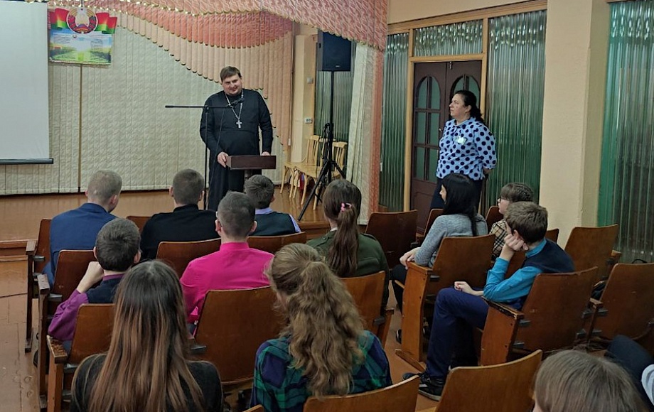 О проблеме суицида беседовал священник с учащимися средней школы №6 г.Калинковичи 